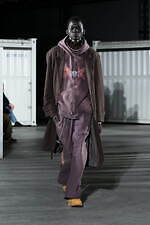 カミヤ 2025-26年秋冬メンズコレクション、都市を駆け抜けるメッセンジャー｜写真52