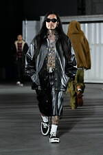 カミヤ 2025-26年秋冬メンズコレクション、都市を駆け抜けるメッセンジャー｜写真54