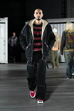 カミヤ 2025-26年秋冬メンズコレクション、都市を駆け抜けるメッセンジャー｜写真55