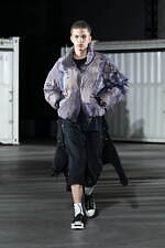 カミヤ 2025-26年秋冬メンズコレクション、都市を駆け抜けるメッセンジャー｜写真56