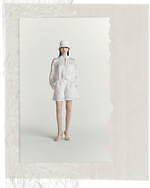 タトラス“パールの雫”が流れるサテンドレス＆ホワイトレースのモッズコート、25年春夏のレディース新作｜写真9