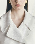 タトラス“パールの雫”が流れるサテンドレス＆ホワイトレースのモッズコート、25年春夏のレディース新作｜写真4