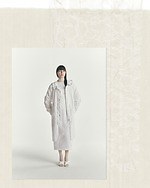 タトラス“パールの雫”が流れるサテンドレス＆ホワイトレースのモッズコート、25年春夏のレディース新作｜写真3