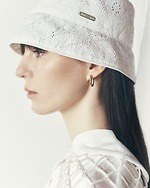 タトラス“パールの雫”が流れるサテンドレス＆ホワイトレースのモッズコート、25年春夏のレディース新作｜写真7