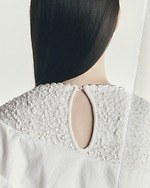 タトラス“パールの雫”が流れるサテンドレス＆ホワイトレースのモッズコート、25年春夏のレディース新作｜写真6