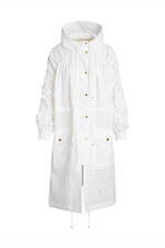 タトラス“パールの雫”が流れるサテンドレス＆ホワイトレースのモッズコート、25年春夏のレディース新作｜写真13