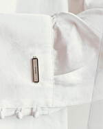 タトラス“パールの雫”が流れるサテンドレス＆ホワイトレースのモッズコート、25年春夏のレディース新作｜写真10