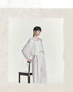 タトラス“パールの雫”が流れるサテンドレス＆ホワイトレースのモッズコート、25年春夏のレディース新作｜写真1