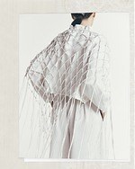 タトラス“パールの雫”が流れるサテンドレス＆ホワイトレースのモッズコート、25年春夏のレディース新作｜写真2