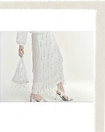 タトラス“パールの雫”が流れるサテンドレス＆ホワイトレースのモッズコート、25年春夏のレディース新作｜写真8