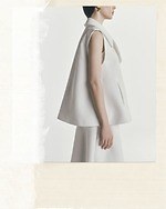 タトラス“パールの雫”が流れるサテンドレス＆ホワイトレースのモッズコート、25年春夏のレディース新作｜写真5