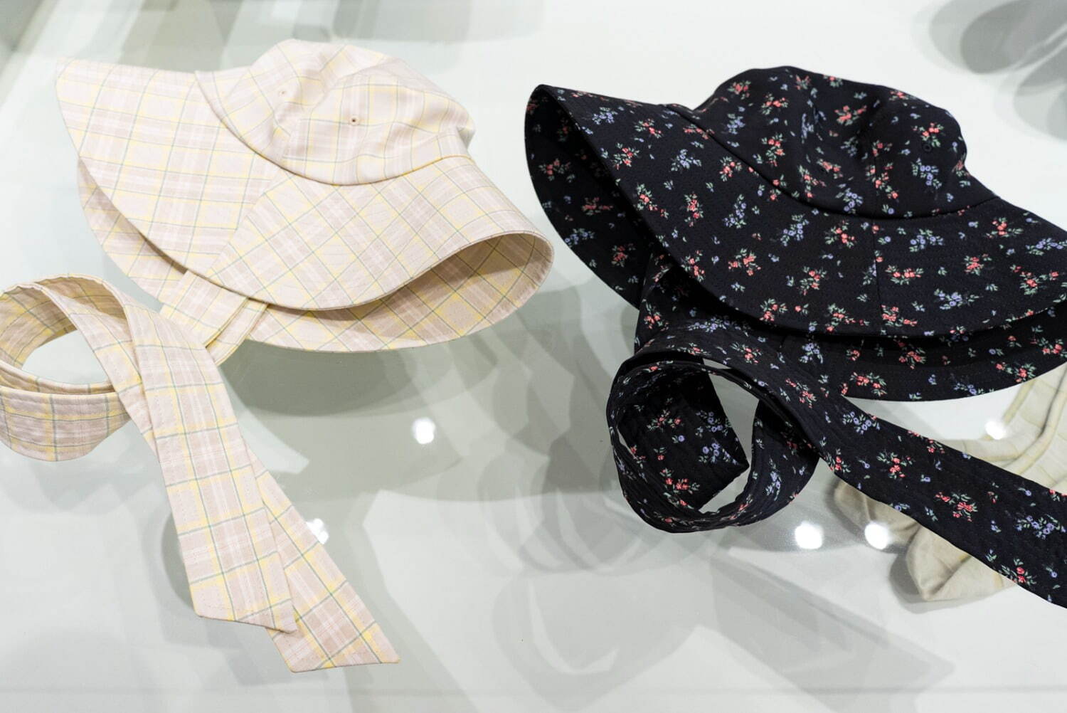 GU×ロク“フリル付き”チェックワンピース＆小花柄のリボンハット、コラボ初のメンズウェアも｜写真66