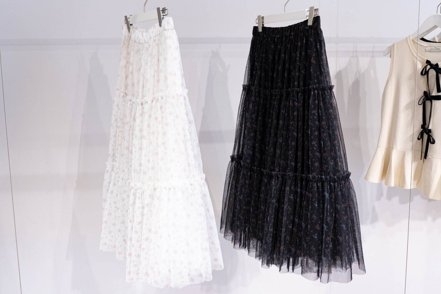 GU×ロク“フリル付き”チェックワンピース＆小花柄のリボンハット、コラボ初のメンズウェアも｜写真43