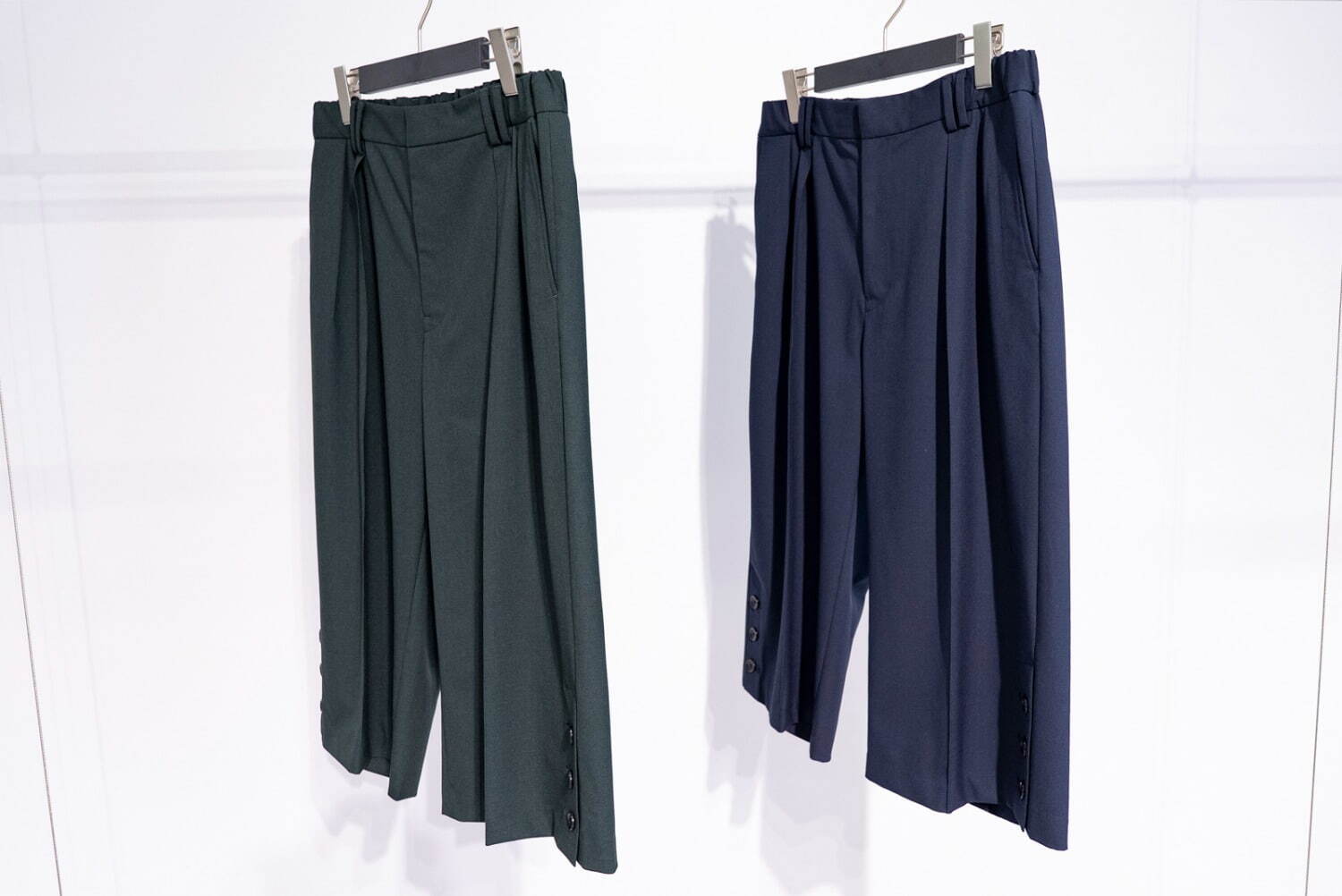 GU×ロク“フリル付き”チェックワンピース＆小花柄のリボンハット、コラボ初のメンズウェアも｜写真61