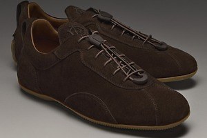 ダンヒルの“ドライビングシューズ着想”メンズスニーカー、しなやかスエードのブラウン＆ブルー