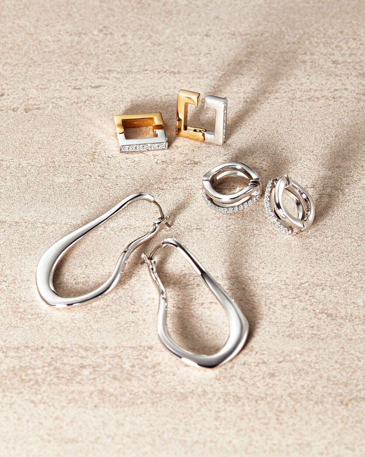 イヤリング 36,300円、イヤリング 39,600円、ピアス 18,700円