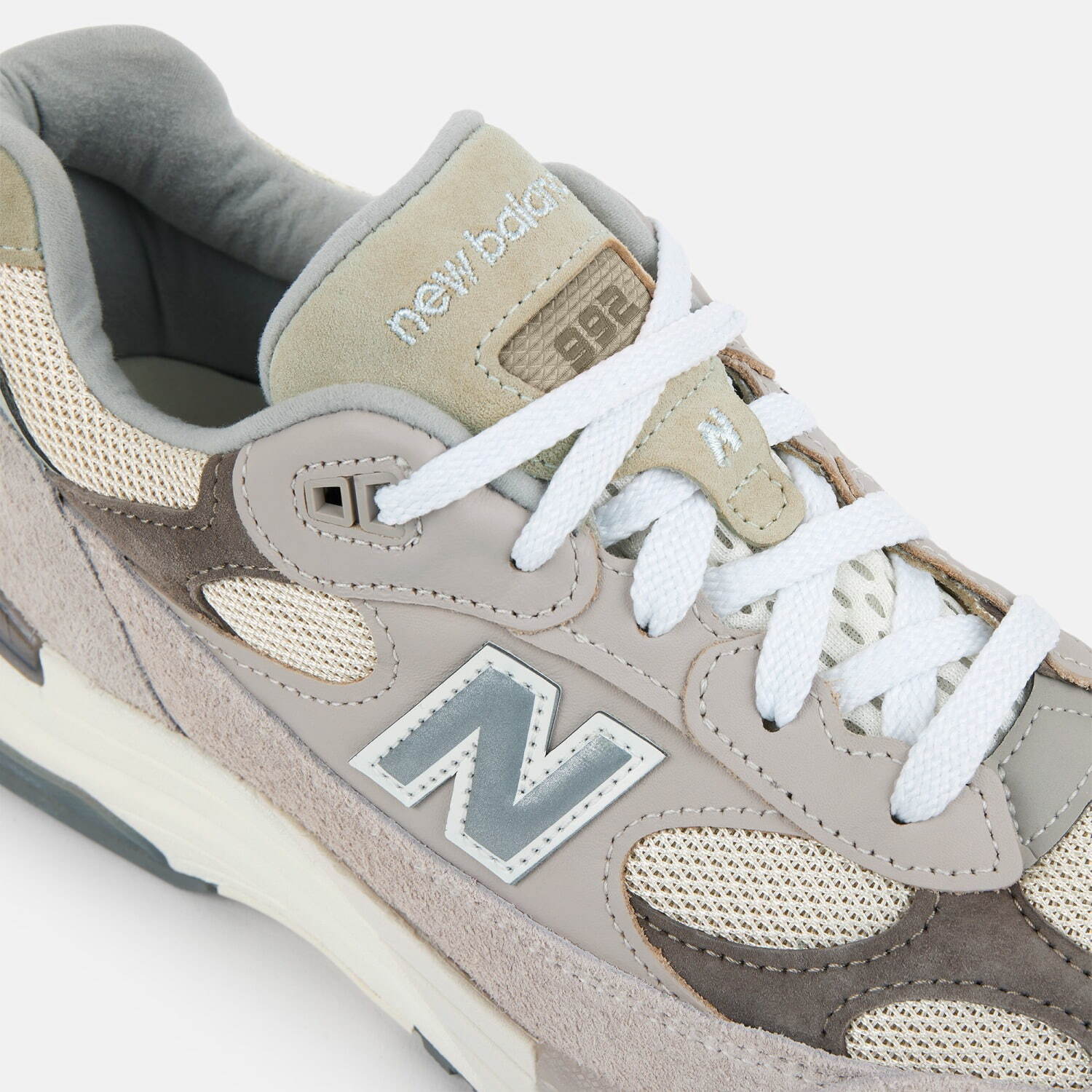 ニューバランスのUSA製「990」シリーズスニーカー、濃淡グリーン ニューバランスのUSA製「990」シリーズスニーカー、濃淡グリーン