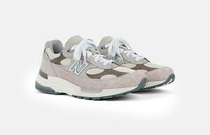 ニューバランスのUSA製「990」シリーズスニーカー、濃淡グリーン