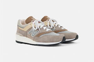 ニューバランスのUSA製「990」シリーズスニーカー、濃淡グリーン ニューバランスのUSA製「990」シリーズスニーカー、濃淡グリーン