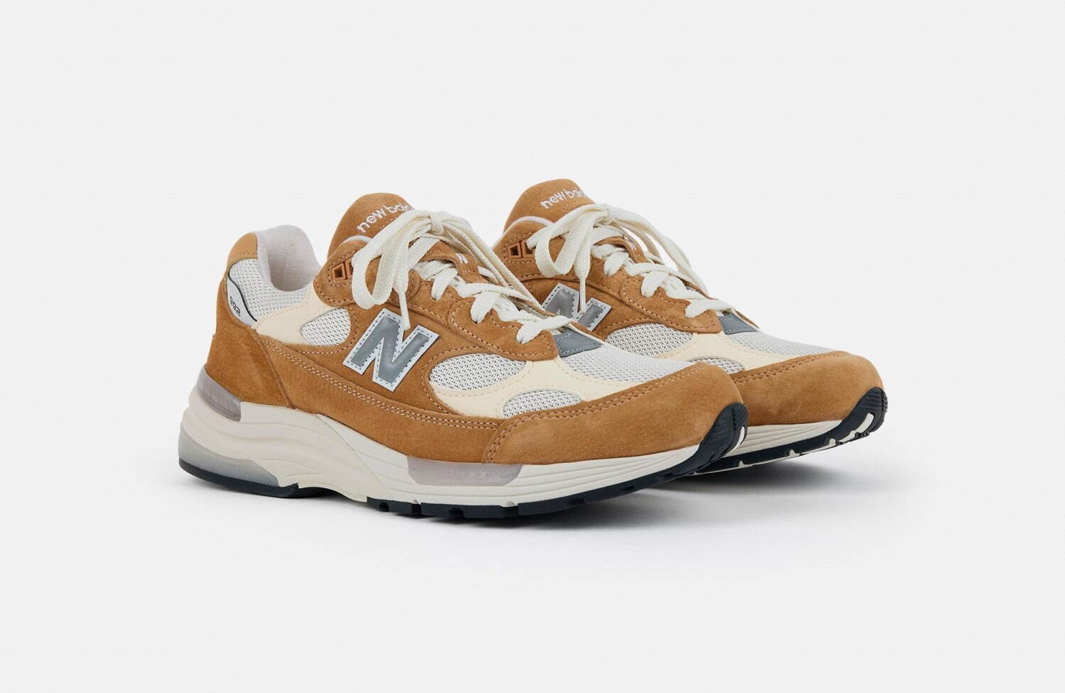 ニューバランスのUSA製「990」シリーズスニーカー、濃淡グリーン ニューバランスのUSA製「990」シリーズスニーカー、濃淡グリーン