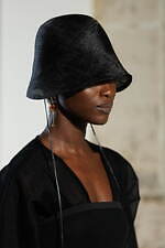 マメ クロゴウチ×エントワフェイン“なめらか曲線フォルム”のコラボハット、軽くて涼しい麻素材｜写真8