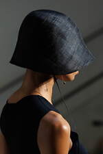 マメ クロゴウチ×エントワフェイン“なめらか曲線フォルム”のコラボハット、軽くて涼しい麻素材｜写真7