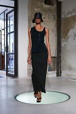 マメ クロゴウチ×エントワフェイン“なめらか曲線フォルム”のコラボハット、軽くて涼しい麻素材｜写真9