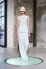 マメ クロゴウチ×エントワフェイン“なめらか曲線フォルム”のコラボハット、軽くて涼しい麻素材｜写真12