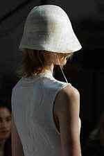 マメ クロゴウチ×エントワフェイン“なめらか曲線フォルム”のコラボハット、軽くて涼しい麻素材｜写真6