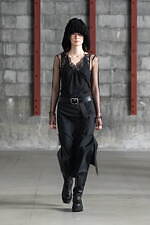 アカネ ウツノミヤ 2025-26年秋冬コレクション、古典的な女性らしさを“着崩す”｜写真1