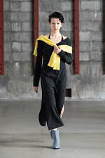 アカネ ウツノミヤ 2025-26年秋冬コレクション、古典的な女性らしさを“着崩す”｜写真3