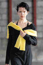 アカネ ウツノミヤ 2025-26年秋冬コレクション、古典的な女性らしさを“着崩す”｜写真4