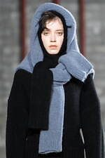 アカネ ウツノミヤ 2025-26年秋冬コレクション、古典的な女性らしさを“着崩す”｜写真6