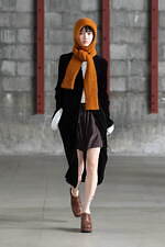 アカネ ウツノミヤ 2025-26年秋冬コレクション、古典的な女性らしさを“着崩す”｜写真7