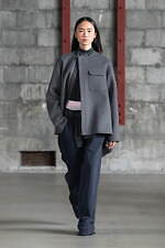 アカネ ウツノミヤ 2025-26年秋冬コレクション、古典的な女性らしさを“着崩す”｜写真9