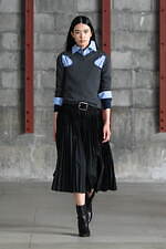 アカネ ウツノミヤ 2025-26年秋冬コレクション、古典的な女性らしさを“着崩す”｜写真10