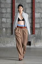 アカネ ウツノミヤ 2025-26年秋冬コレクション、古典的な女性らしさを“着崩す”｜写真11