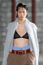 アカネ ウツノミヤ 2025-26年秋冬コレクション、古典的な女性らしさを“着崩す”｜写真12