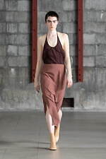 アカネ ウツノミヤ 2025-26年秋冬コレクション、古典的な女性らしさを“着崩す”｜写真13