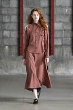 アカネ ウツノミヤ 2025-26年秋冬コレクション、古典的な女性らしさを“着崩す”｜写真14