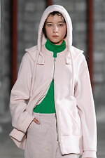 アカネ ウツノミヤ 2025-26年秋冬コレクション、古典的な女性らしさを“着崩す”｜写真17