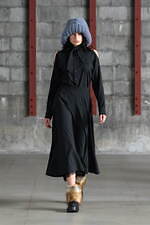 アカネ ウツノミヤ 2025-26年秋冬コレクション、古典的な女性らしさを“着崩す”｜写真21