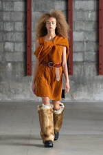 アカネ ウツノミヤ 2025-26年秋冬コレクション、古典的な女性らしさを“着崩す”｜写真22