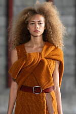 アカネ ウツノミヤ 2025-26年秋冬コレクション、古典的な女性らしさを“着崩す”｜写真23