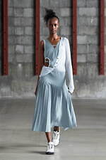 アカネ ウツノミヤ 2025-26年秋冬コレクション、古典的な女性らしさを“着崩す”｜写真24