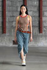 アカネ ウツノミヤ 2025-26年秋冬コレクション、古典的な女性らしさを“着崩す”｜写真25