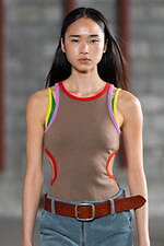 アカネ ウツノミヤ 2025-26年秋冬コレクション、古典的な女性らしさを“着崩す”｜写真26