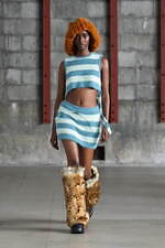 アカネ ウツノミヤ 2025-26年秋冬コレクション、古典的な女性らしさを“着崩す”｜写真27