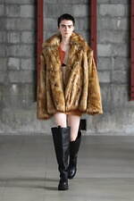 アカネ ウツノミヤ 2025-26年秋冬コレクション、古典的な女性らしさを“着崩す”｜写真30