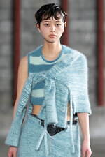 アカネ ウツノミヤ 2025-26年秋冬コレクション、古典的な女性らしさを“着崩す”｜写真32